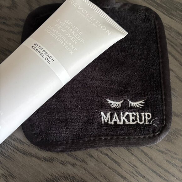 Revolution Eye Makeup Remover With Cloth - Picture 1 of 3